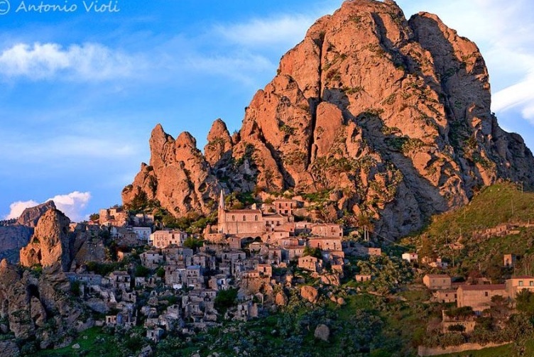 Pendattilo: orașul fantomă  - Pentidattilo | Secret World Trip Planner