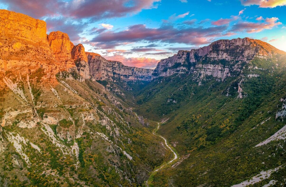 O desfiladeiro de Vikos é um verdadeiro monumento natural. - Monodendri | Secret World Trip Planner