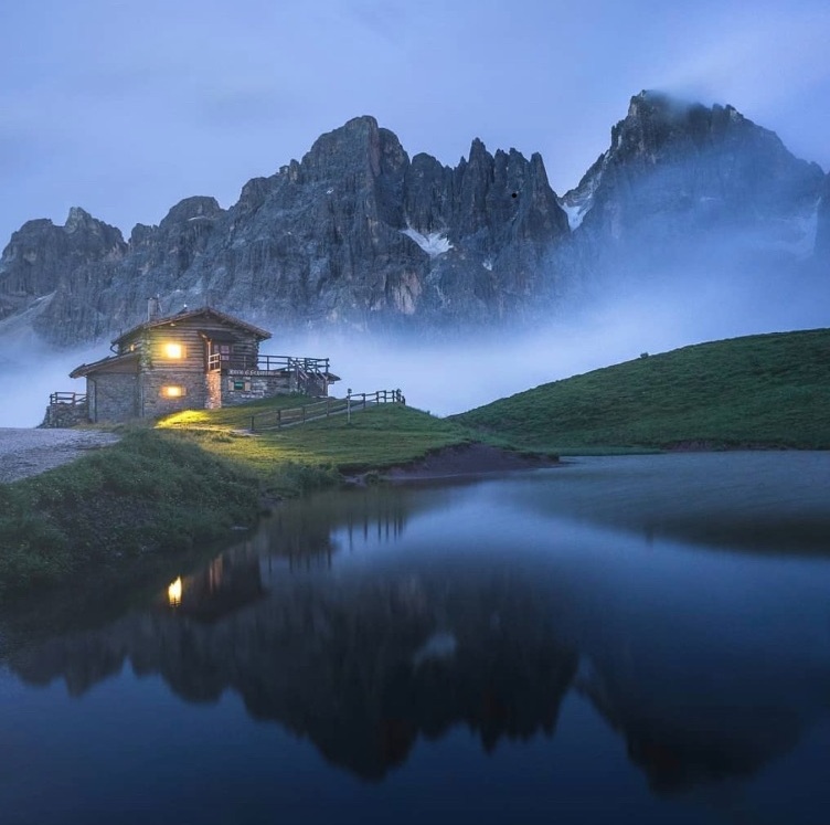 Ghleoite i measc an ard-airde móinéir: an Segantini Hut - Passo Rolle | Secret World Trip Planner