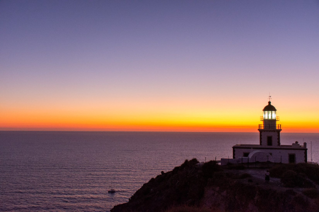 Faro di Akrotiri: Luce guida ai margini di Santorini - 9954+4M | Secret World Trip Planner