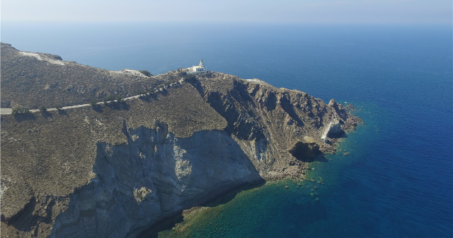 Faro di Akrotiri: Luce guida ai margini di Santorini - 9954+4M | Secret World Trip Planner