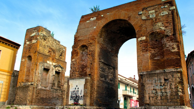 Arco de Adriano - Santa Maria Capua Vetere | Secret World Trip Planner