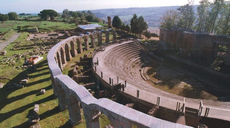 Ferento eta bere Erromatar Antzokian - Viterbo | Secret World Trip Planner