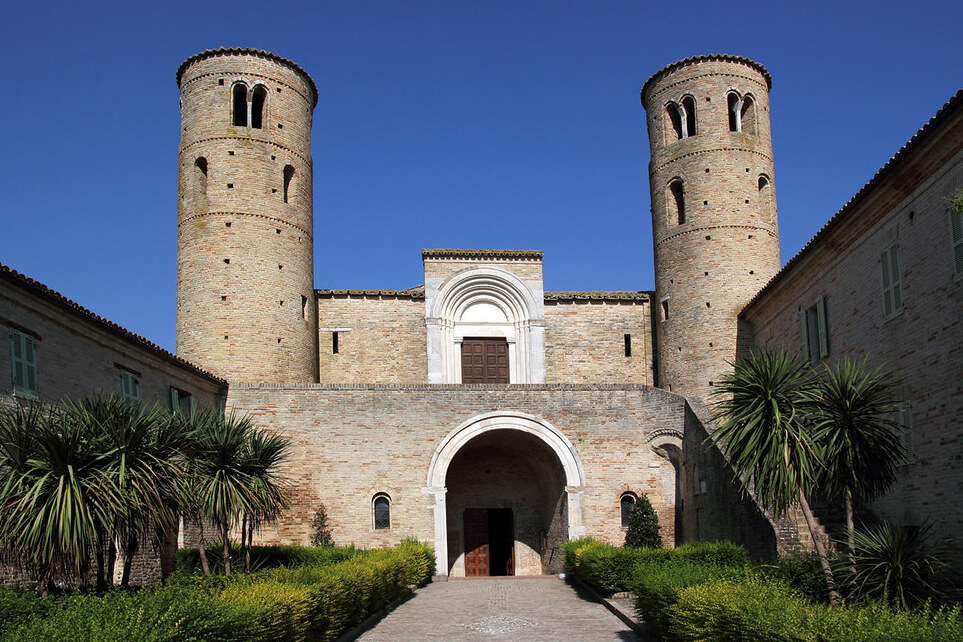 Marche / Kostel San Claudio Al Chienti - Corridonia | Secret World Trip Planner