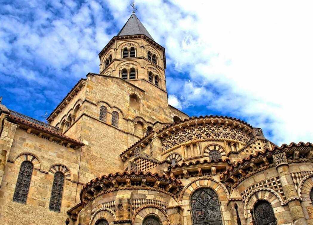 Basílica de Nuestra Señora del Puerto - Clermont-Ferrand | Secret World Trip Planner