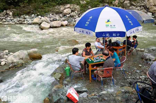 Chengdu's riverbank Mahjong - Chengdu | Secret World Trip Planner