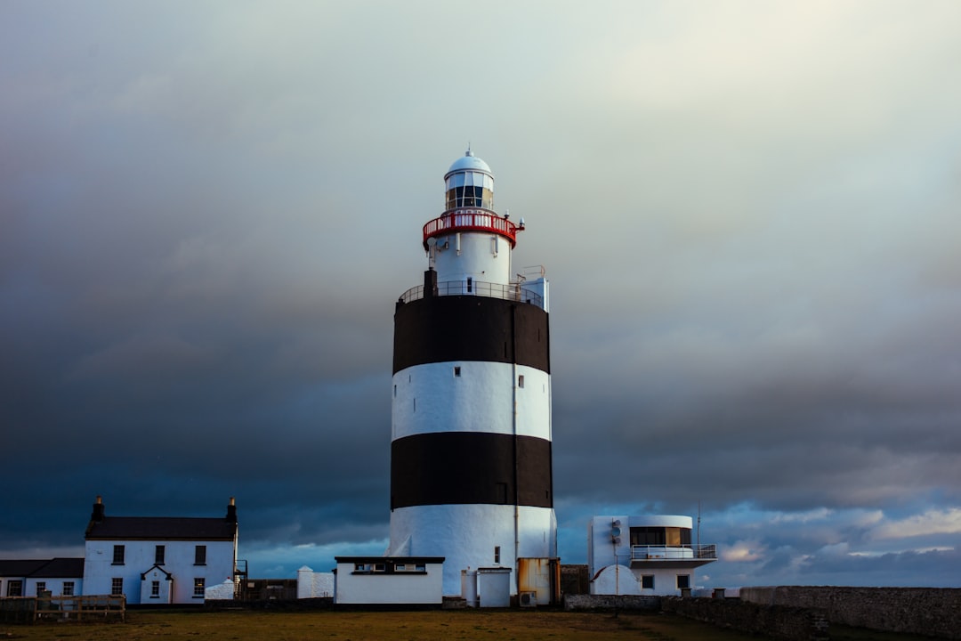 O farol de Hook é um dos mais antigos do mundo. - Hook Head | Secret World Trip Planner