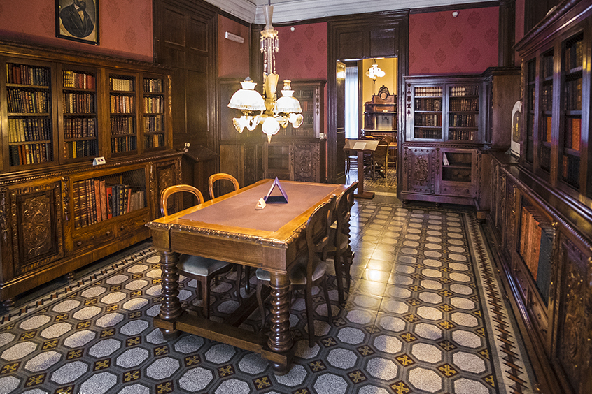 Kayumanggi malinis Brown ang Buhok Doggy-Style - Catania | Secret World Trip Planner