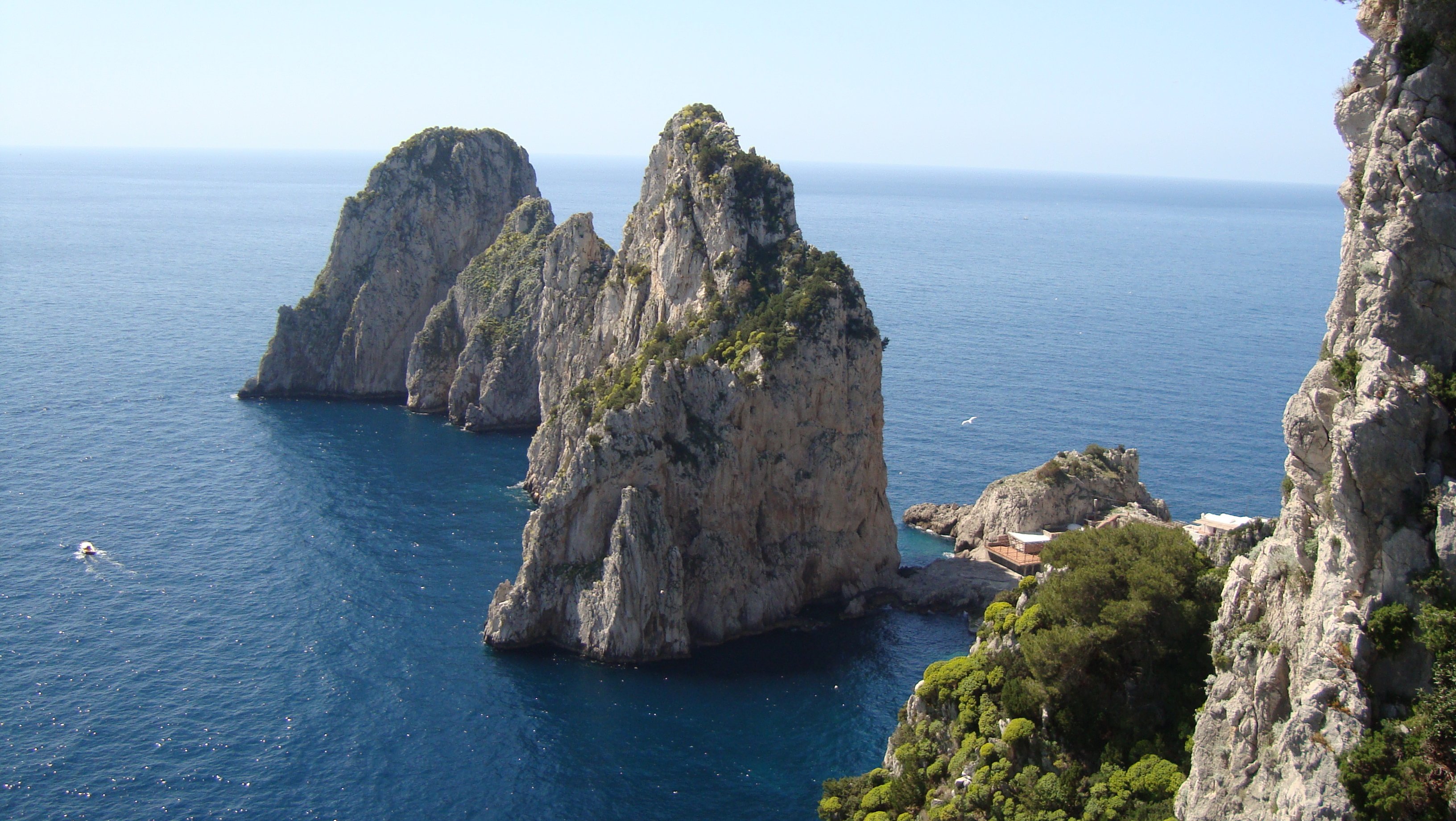 Korstnad - I Faraglioni | Secret World Trip Planner