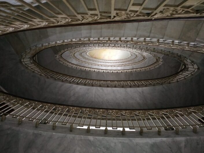 Naples / Palazzo Mannajuolo lan ayu tangga - Napoli | Secret World Trip Planner