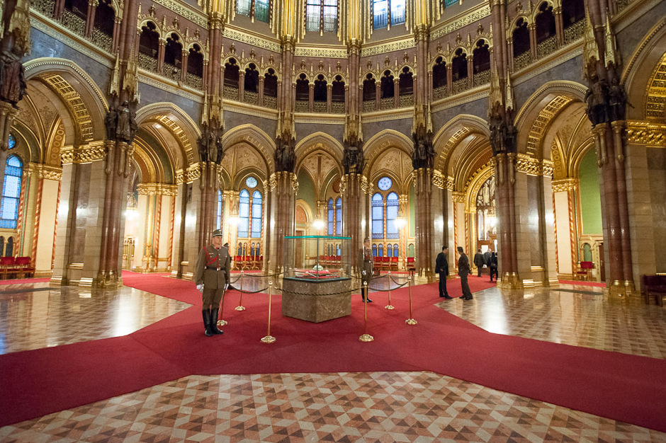 Dome Hall a Maďarské korunovační klenoty - Budapest | Secret World Trip Planner