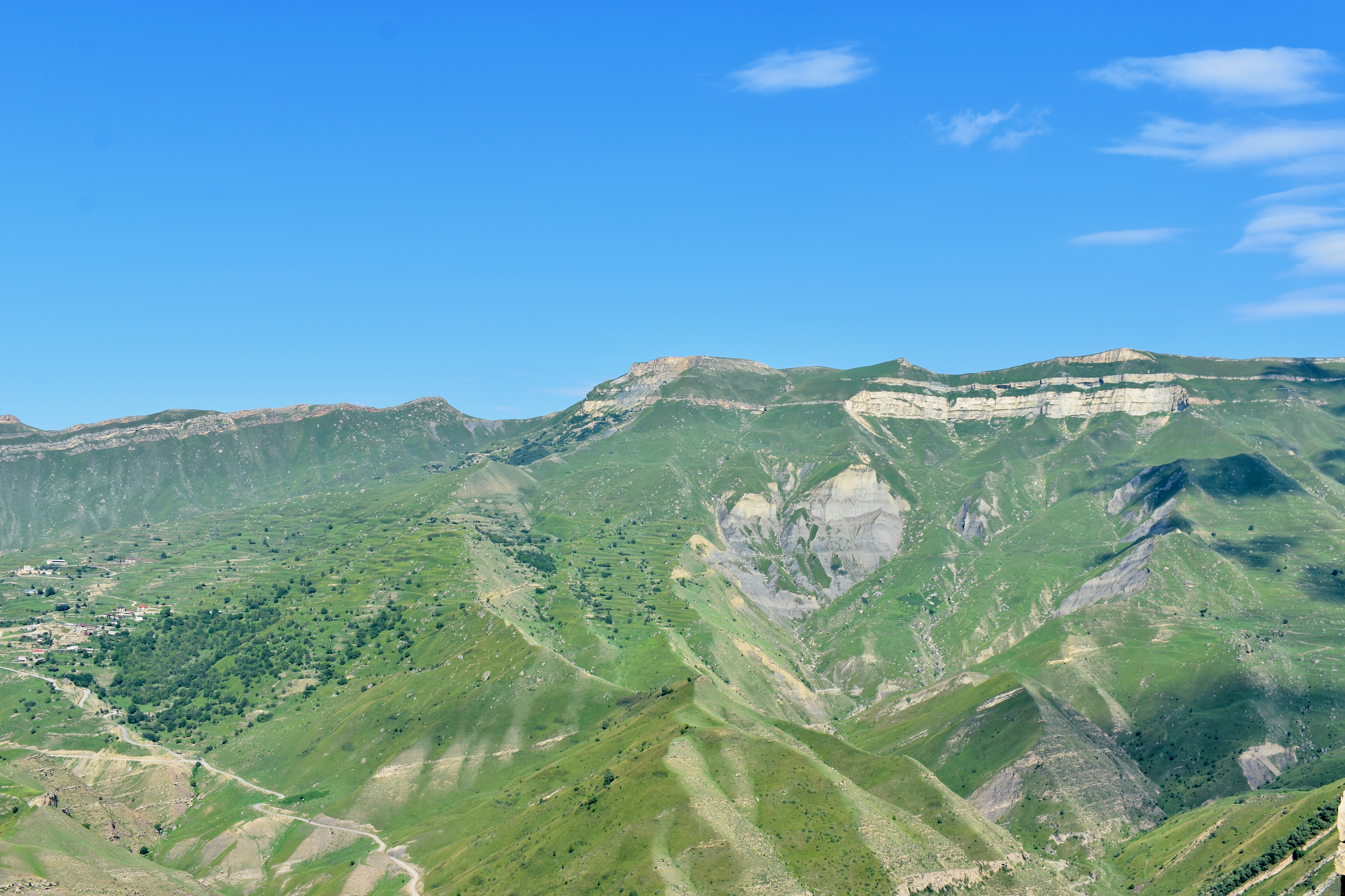 Gamsutl: picturesque Avar desa ing Gunung Gamsutlmeer - Gamsutl' | Secret World Trip Planner