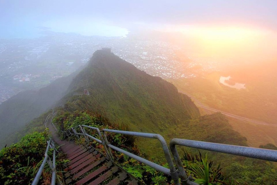 爬上通往天堂的阶梯 - Kaneohe | Secret World Trip Planner