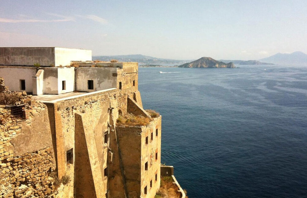 Procida: bourbon পেনাল বাথ, পূর্বে Palazzo d'avalos - Procida | Secret World Trip Planner