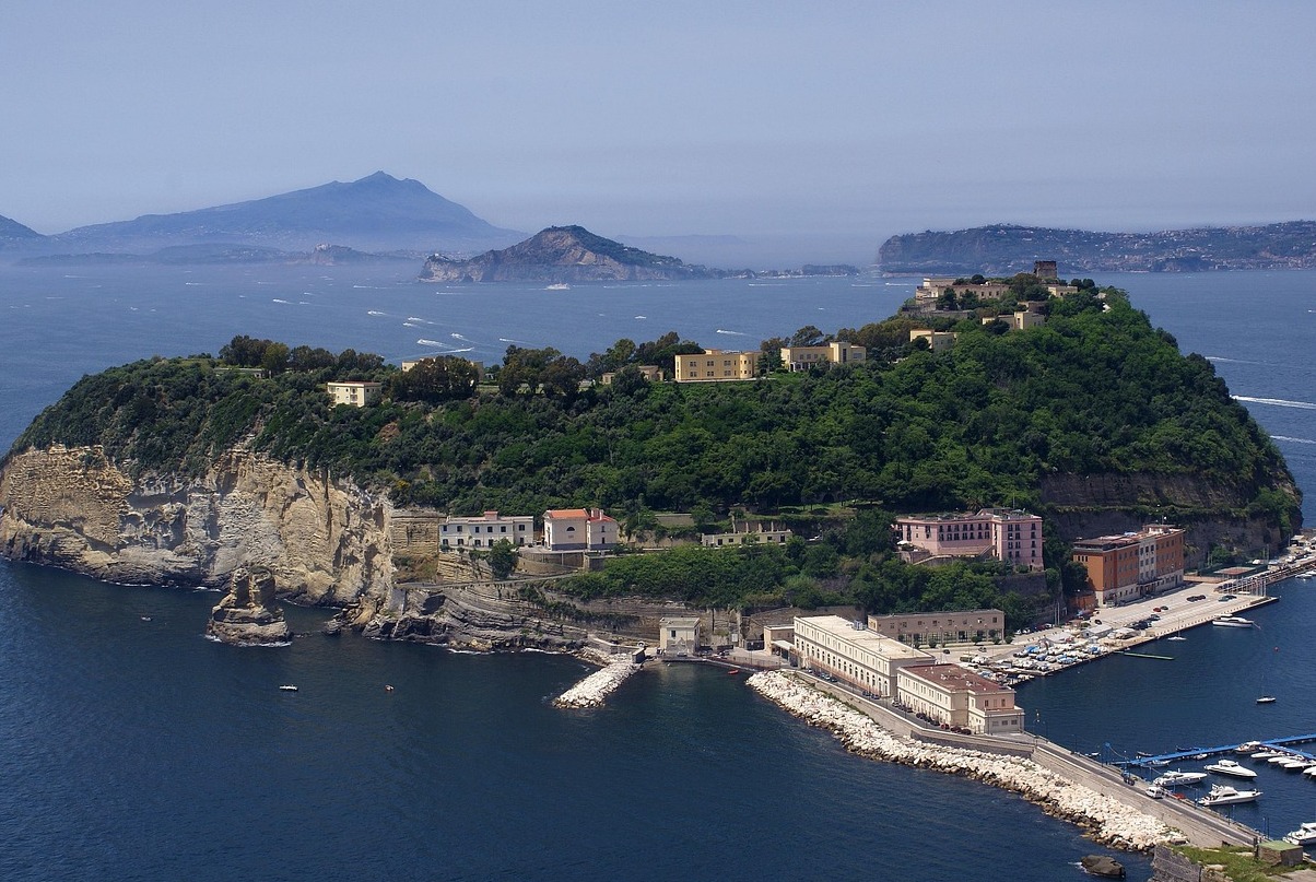 Procida: bourbon পেনাল বাথ, পূর্বে Palazzo d'avalos - Procida | Secret World Trip Planner