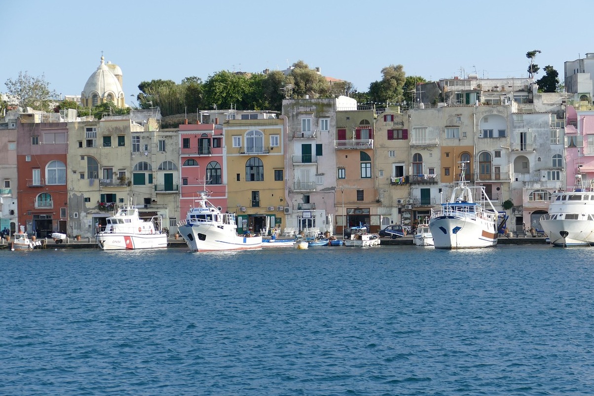 Procida: bourbon পেনাল বাথ, পূর্বে Palazzo d'avalos - Procida | Secret World Trip Planner