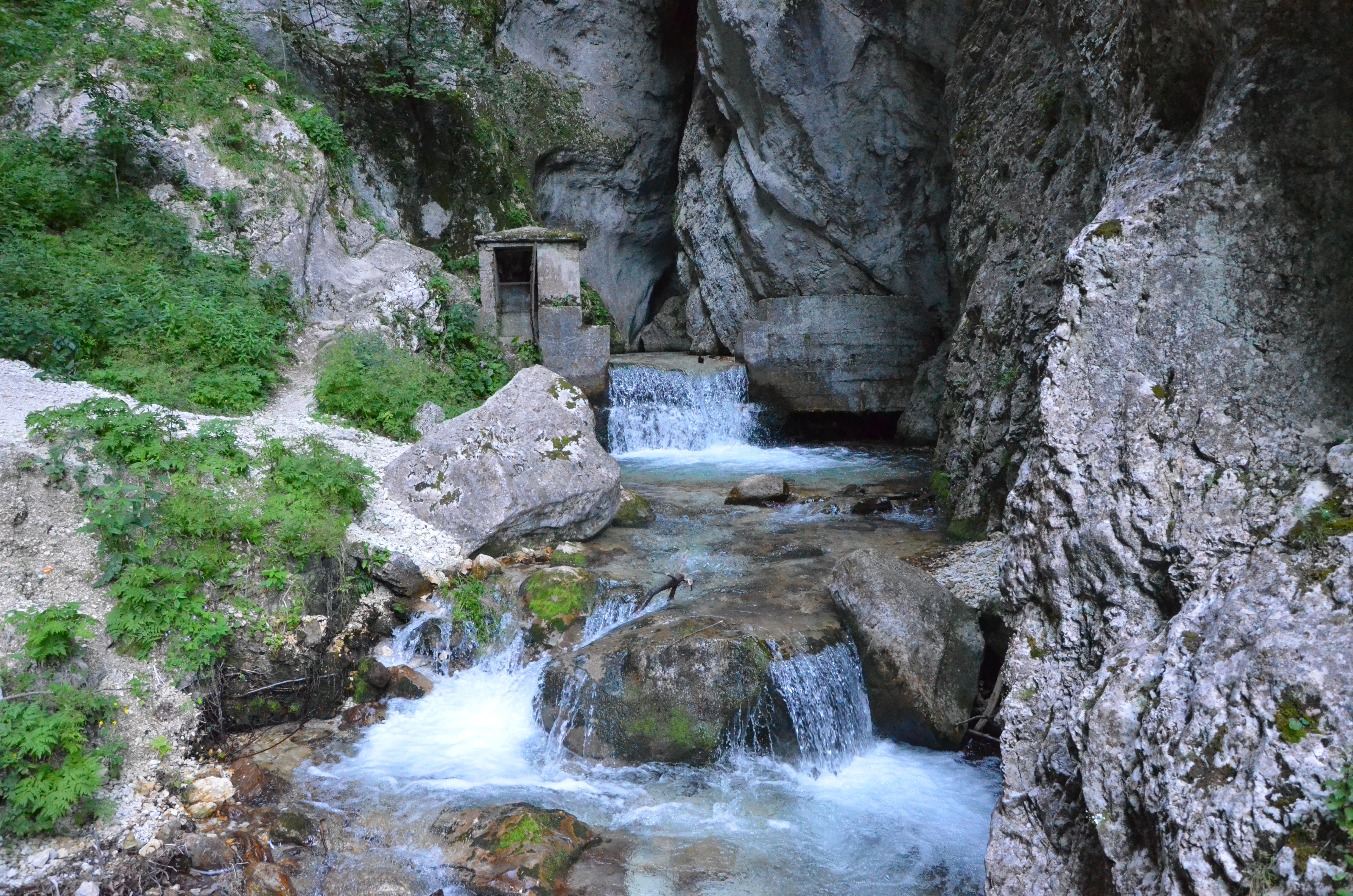 Ngarai Infernaccio dan Pertapaan St Leonard - Montefortino | Secret World Trip Planner