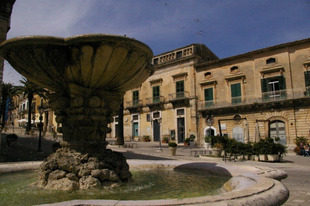 Fântâna din Piazza Duomo - Ragusa | Secret World Trip Planner