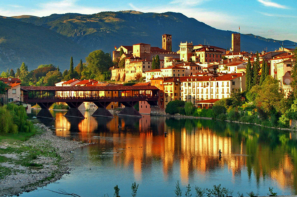 Bassano del Grappa a krytý drevený Starý most - Bassano del Grappa | Secret World Trip Planner