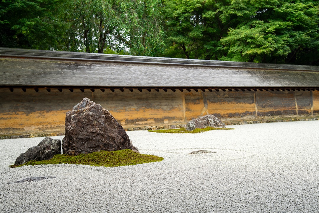 Ryoanji Kuil dan yang paling terkenal di taman batu di Jepun - Ky?to-shi | Secret World Trip Planner