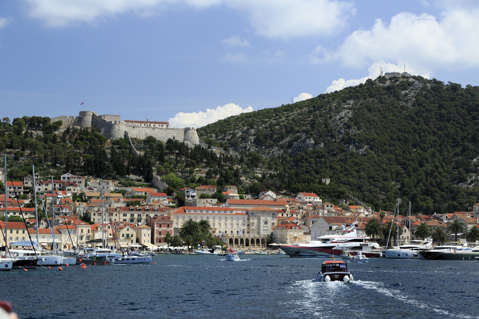 Ilha Hvar: a mais famosa Costa Dálmata  - Lesina | Secret World Trip Planner