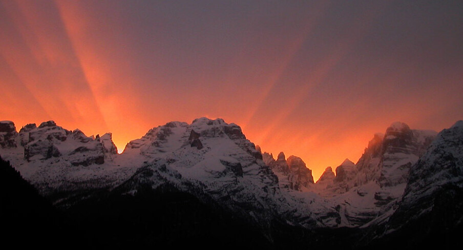 Fantastisk solnedgång på Brenta Dolomites. - Campo Carlo Magno | Secret World Trip Planner