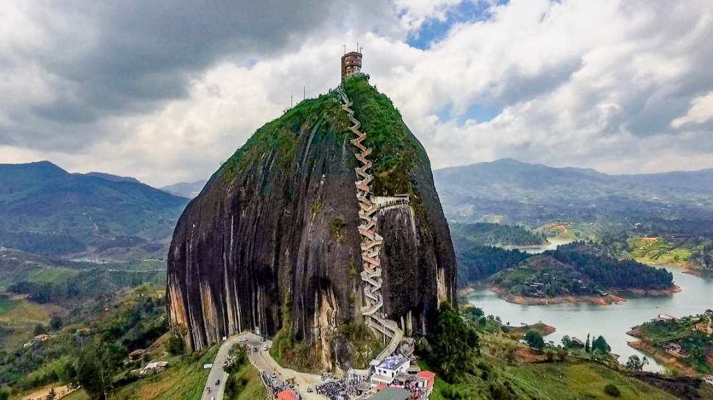 A rocha de Guatapé também conhecida como a Pedra de El Peñol Secret World