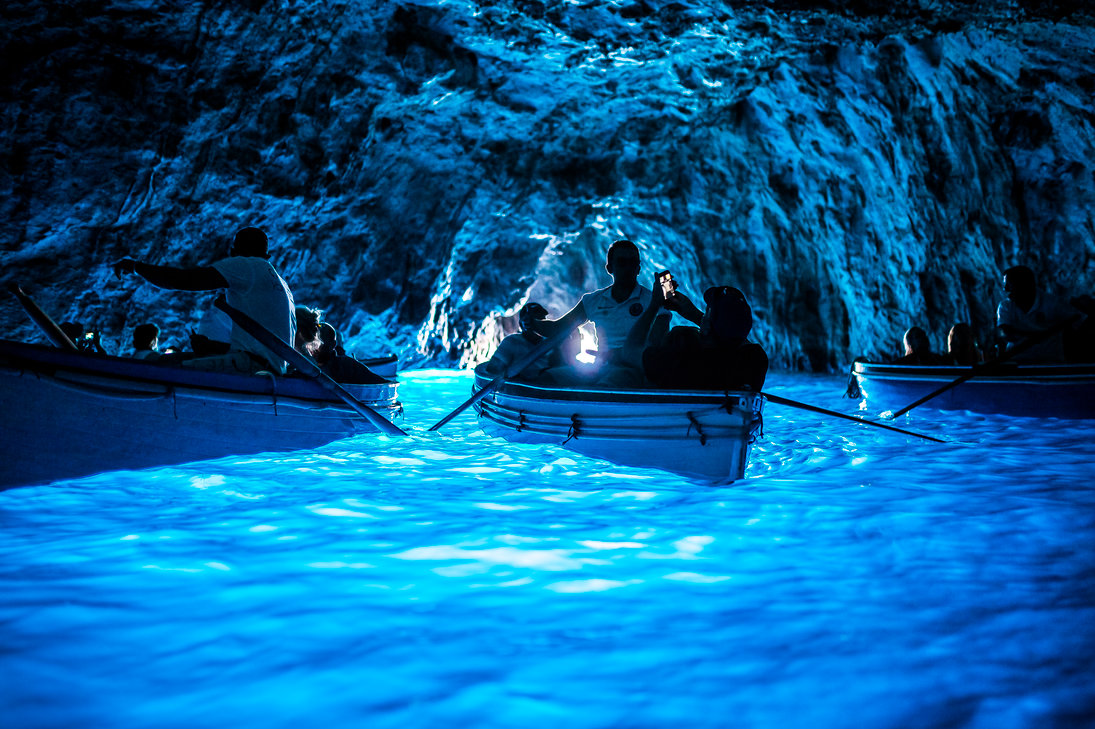 สีฟ้า Grotto หรือ Grotta Azzurra ใน Capri... - Secret World