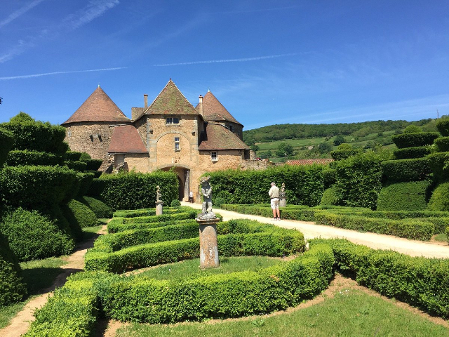 ป้อมปราการแห่งเบรเซ - Berzé-le-Châtel | Secret World Trip Planner
