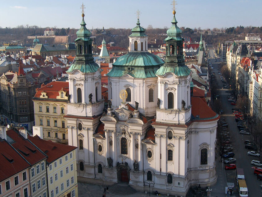 La iglesia de San Nicolás en la plaza Mala Strana