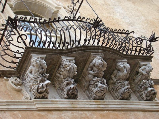 கோசென்டினி அரண்மனை - Ragusa | Secret World Trip Planner