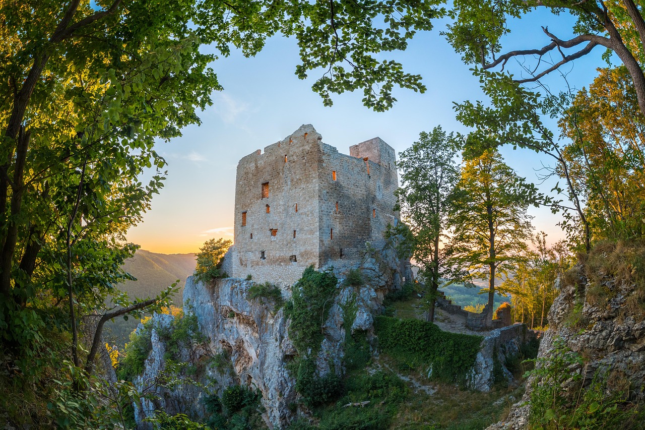 Reruntuhan Gösting Castle - Graz | Secret World Trip Planner