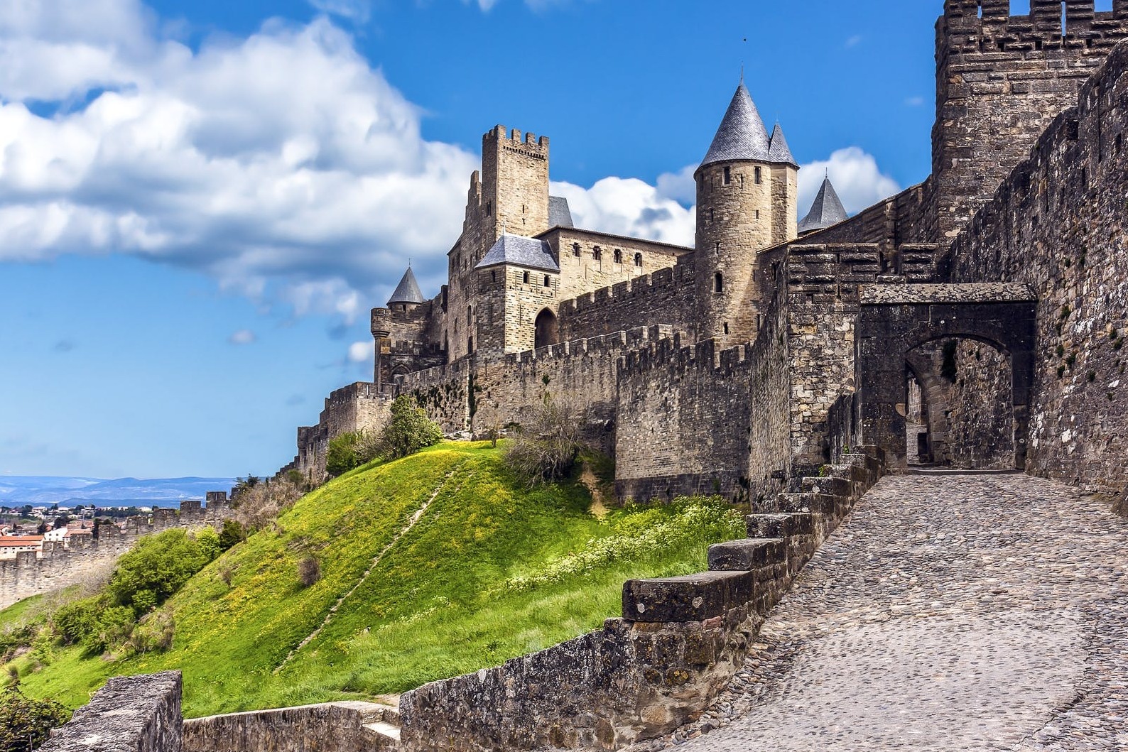 在卡尔卡松城堡孔塔尔（伯爵的城堡） - Carcassonne | Secret World Trip Planner