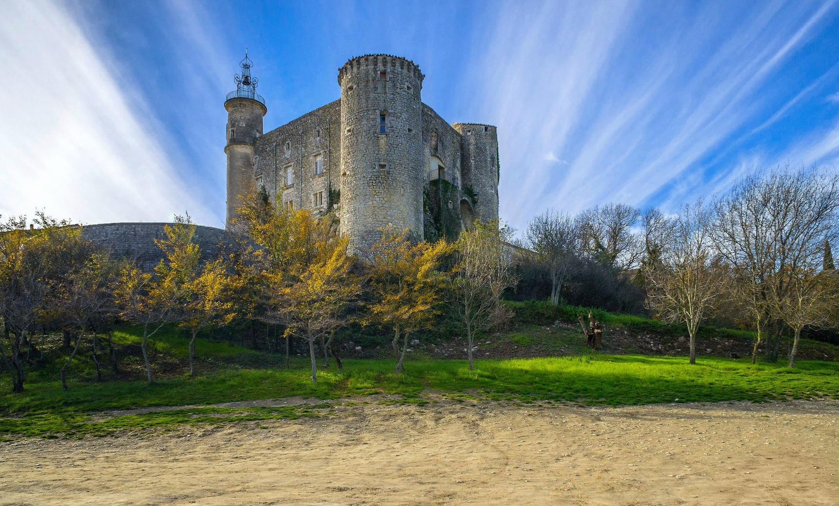 Ukendte franske slotte-Chtteau de Lussan  - Lussan | Secret World Trip Planner