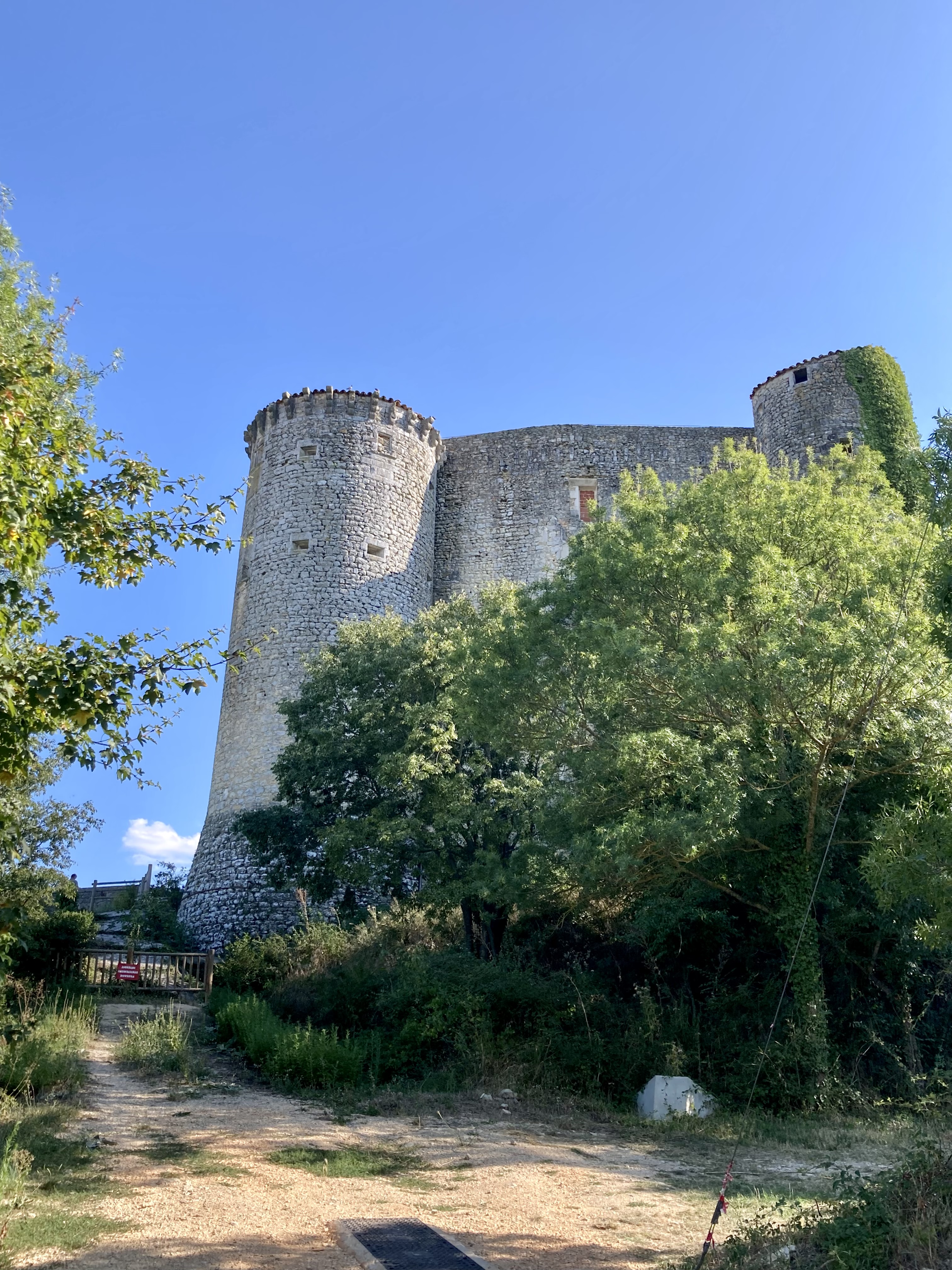 Ukendte franske slotte-Chtteau de Lussan  - Lussan | Secret World Trip Planner