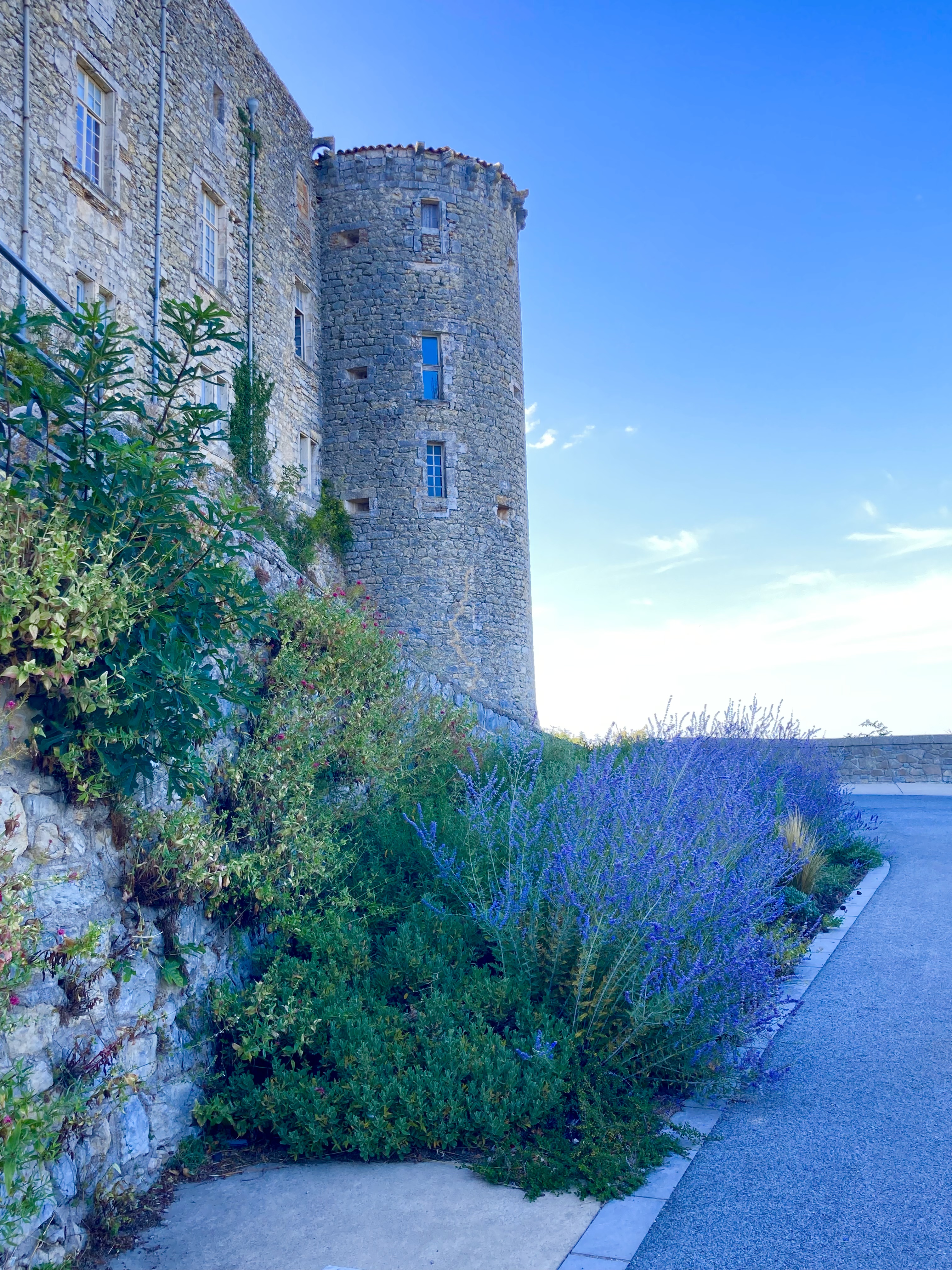 Ukendte franske slotte-Chtteau de Lussan  - Lussan | Secret World Trip Planner