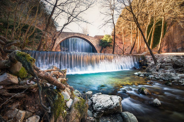 De Palaiokarya brug en waterval in Thessalië - Epar.Od. Paleokarias-Ropotou | Secret World Trip Planner