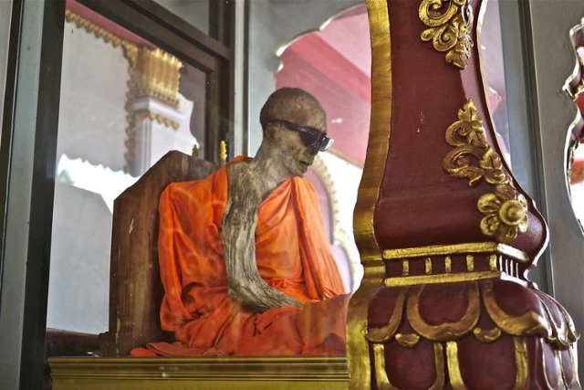 La Mummia w Luang Pho Dang - Amphoe Ko Samui | Secret World Trip Planner