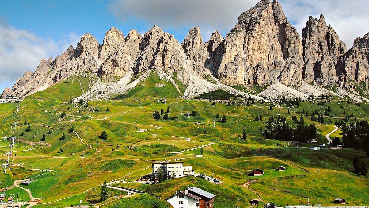 2121m 높이의 Gardena pass 는 백운석에있는 발 Gardena 를 연결합니다