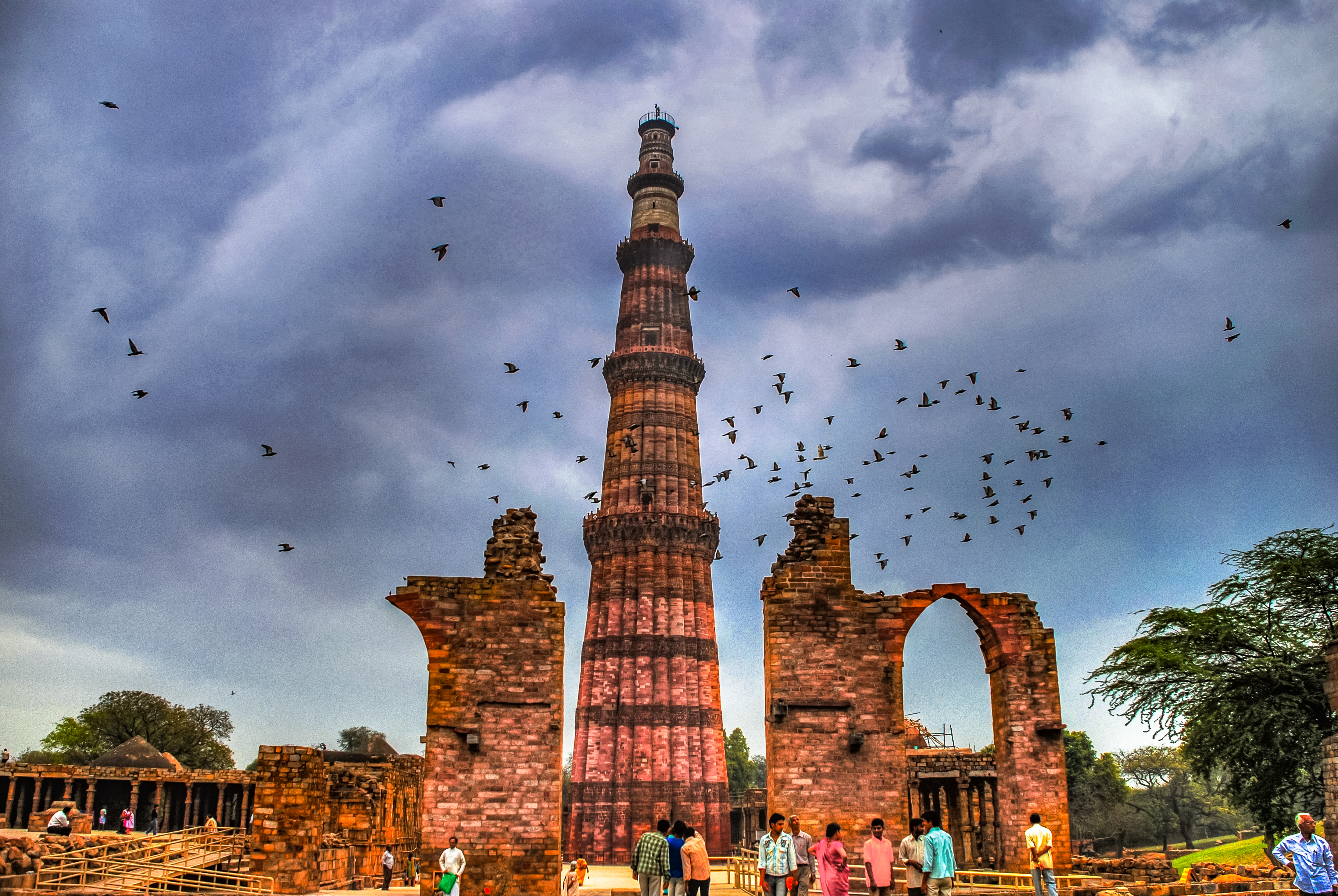 콰왓 울 이슬람 사원,인도에 지어진 최초의 이슬람 사원 - New Delhi | Secret World Trip Planner