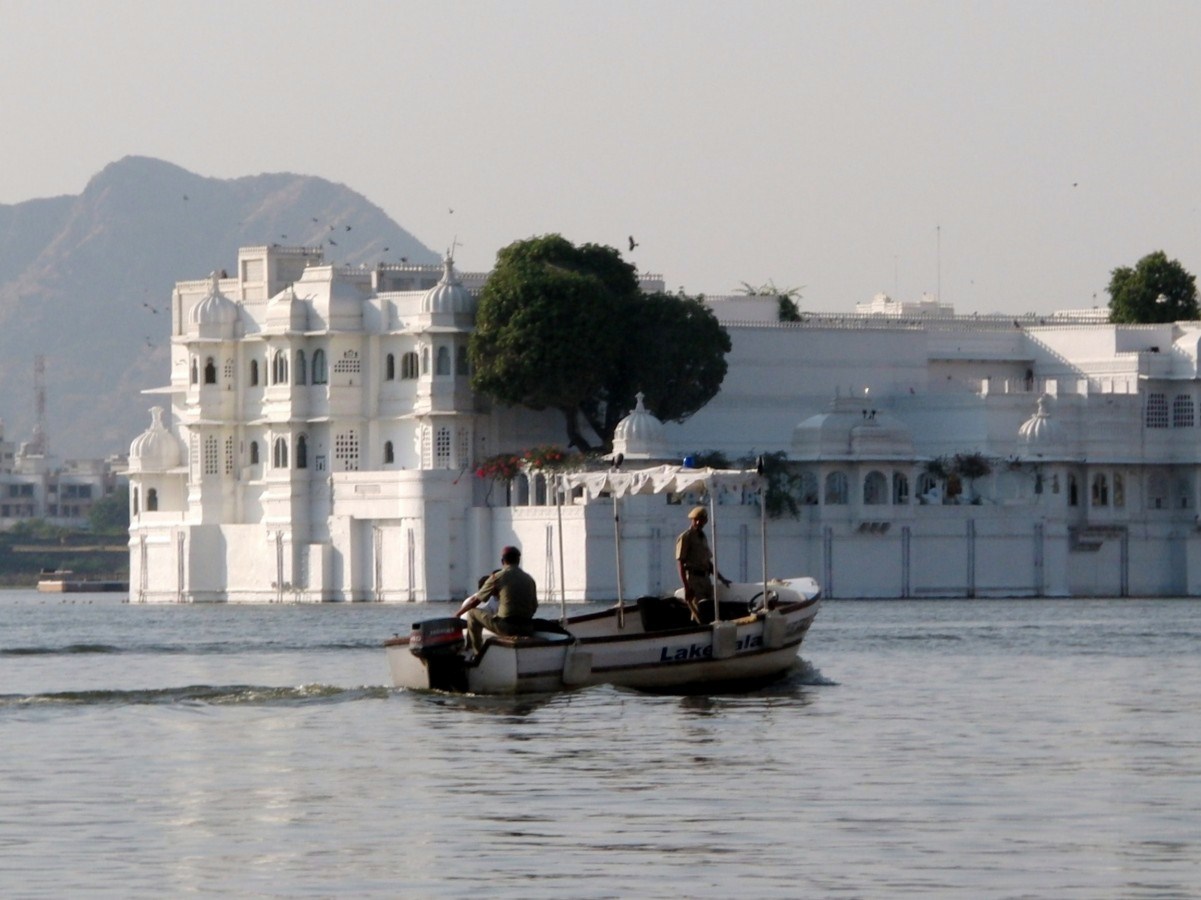Palatul lacului din Lacul Pichola din orașul Udaipur - Udaipur | Secret World Trip Planner