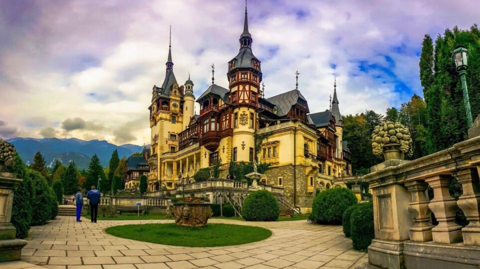 펠레스 성,산에 네오 르네상스 성 - Sinaia | Secret World Trip Planner