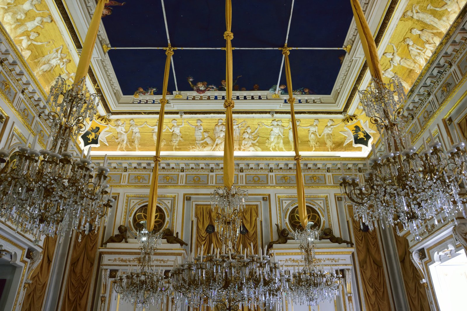 Calabria / salon zrcala - Corigliano Calabro | Secret World Trip Planner