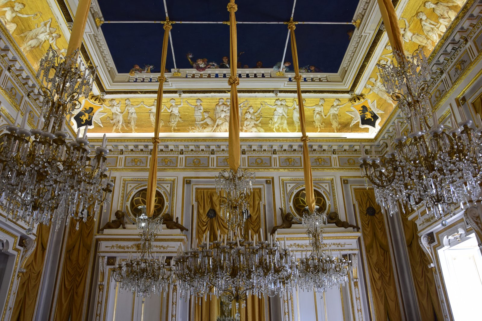 Calabria / salon zrcala - Corigliano Calabro | Secret World Trip Planner