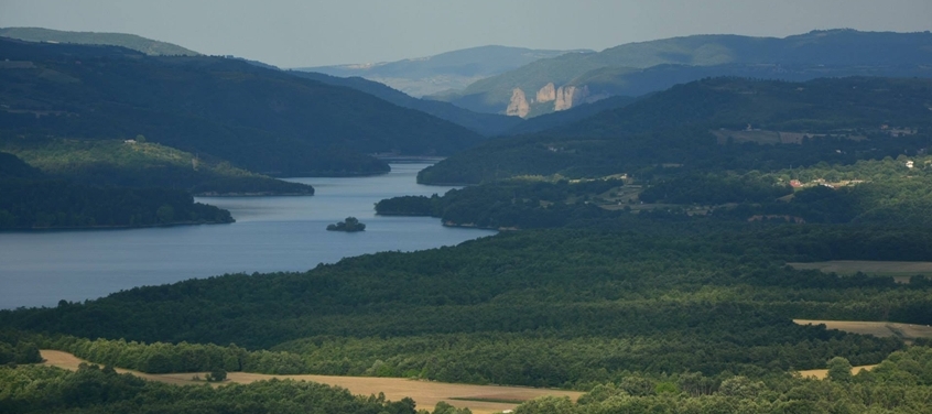 페르투실로코 호수 - Lago del Pertusillo | Secret World Trip Planner