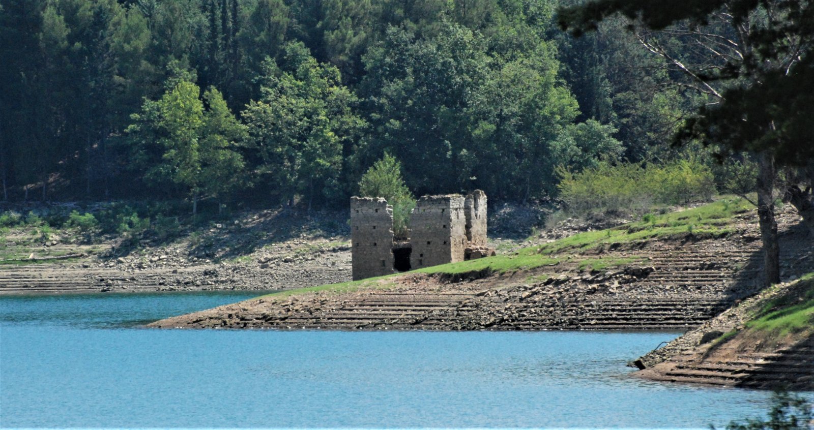 페르투실로코 호수 - Lago del Pertusillo | Secret World Trip Planner