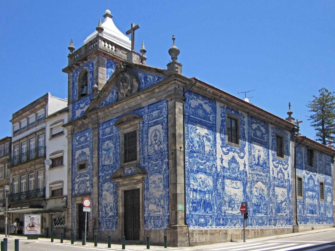 ポルトの魂の美しいチャペル - Chapel of Souls | Secret World Trip Planner