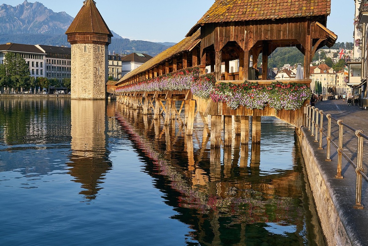 Luzern: a Kapellbrücke (szó szerint, Kápolna híd) - Luzern | Secret World Trip Planner