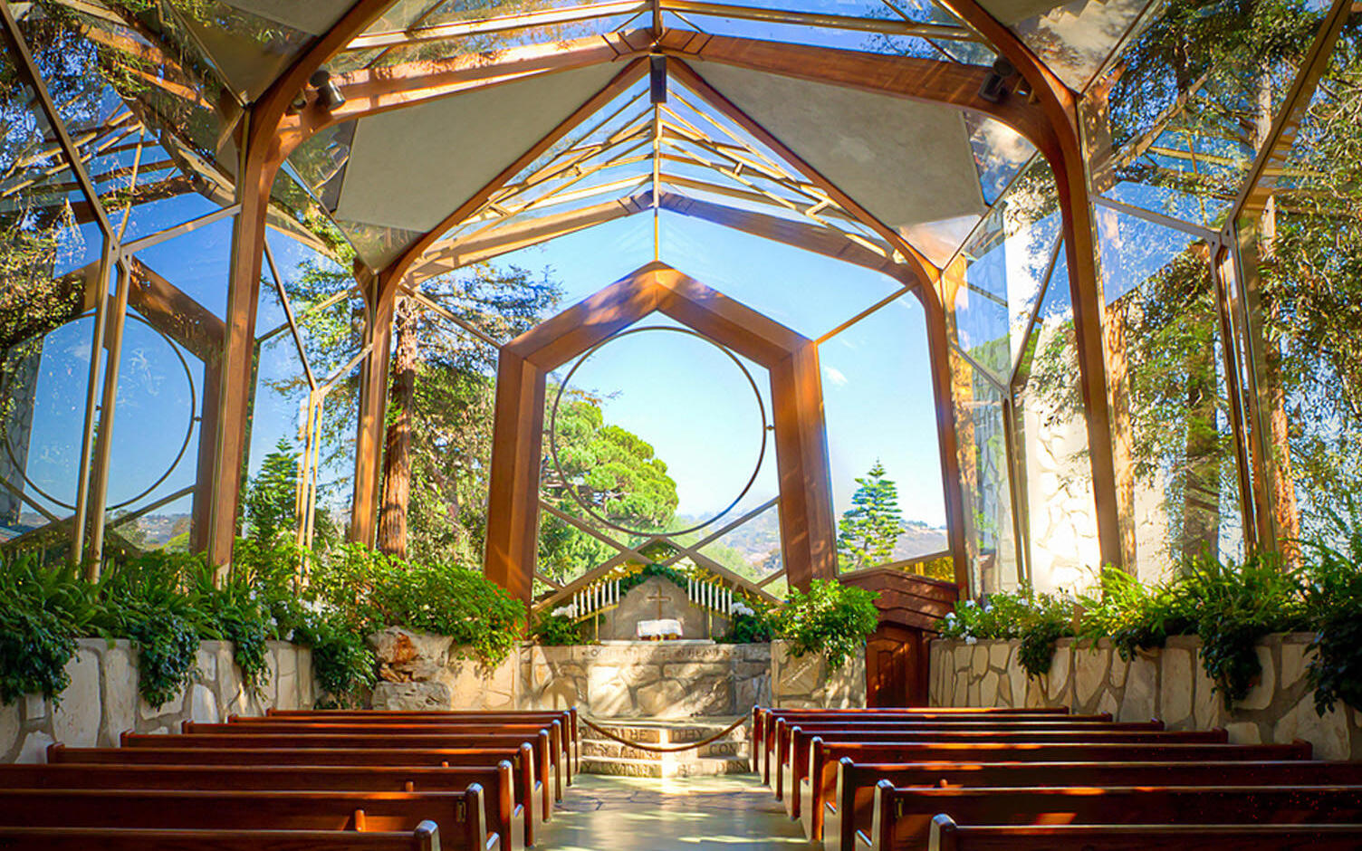Wayfarers Chapel, the "Tree Chapel" by Lloyd Wright: where glass and redwood do the talking