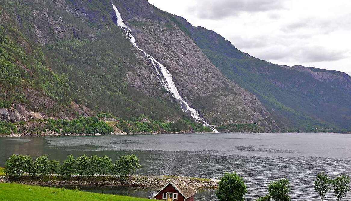 Langfoss waterfall slips chini cliff - Åkrafjorden | Secret World Trip Planner